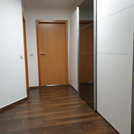 Modernes Stadtfeld Ost Panoramafenster Apartman