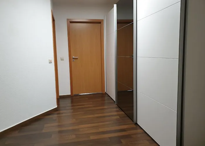 Modernes Stadtfeld Ost Panoramafenster Apartman